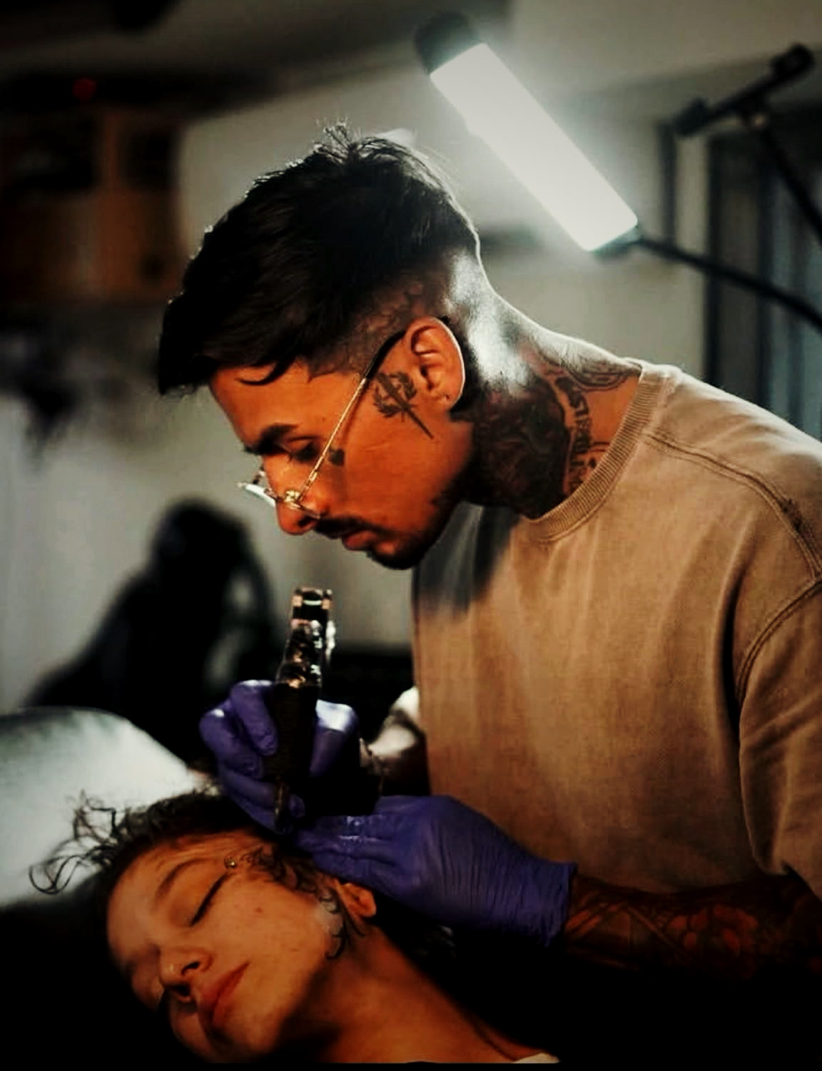Eduardo Praga tatuando en su estudio